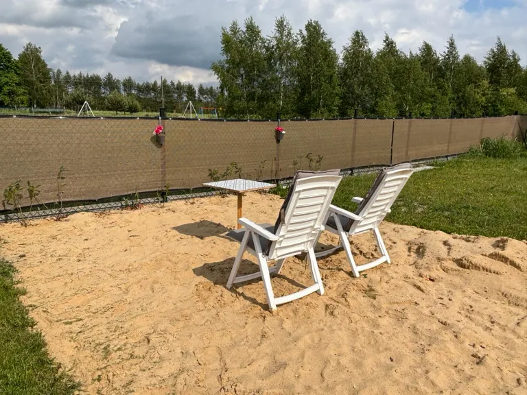 Strefa plażowa z leżakami