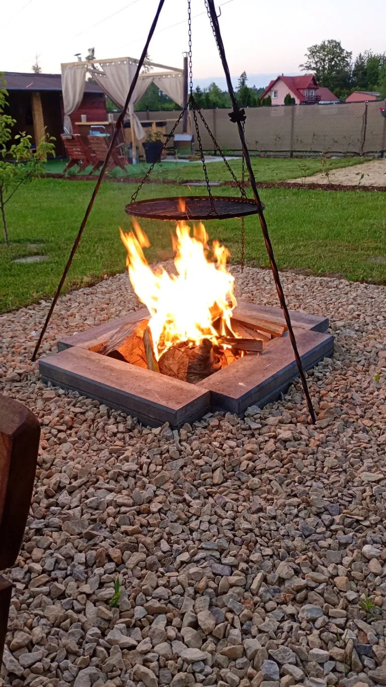 Kamienne palenisko z grillem